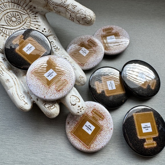 CHANEL Accessories - Chanel no5 pins. Authentic lot of 8